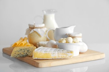 Taze süt ürünler ve beyaz arka plan üzerinde ahşap tablo ayarlama