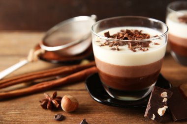 Ahşap masa dekorasyonu ile katmanlı tatlılar