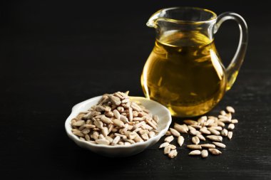 Ahşap masa üzeri yağlıboya ile ayçiçeği tohumu