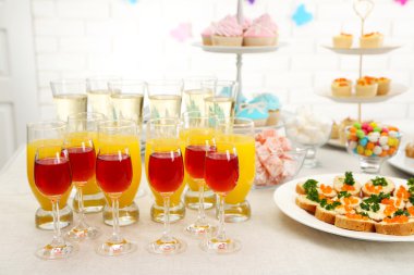 Dizi soğuk aperatifler, kanepe, içecekler ve tatlı, portre