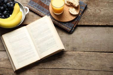 Açık kitap ve snack 