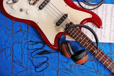 Kulaklıklı elektro gitar.