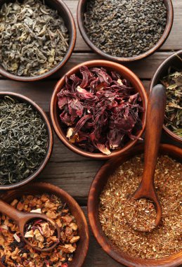 Çeşitli çay kaşık ahşap masa, üstten görünüm ile yuvarlak kase