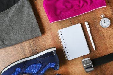 Sporcu kadın giyim ile ayarlandı