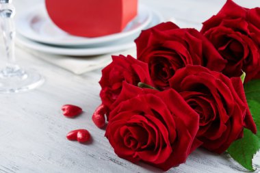 Tatil masada kırmızı gül