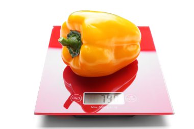 Beyaz izole kırmızı Dijital mutfak ölçekte sarı dolmalık biber