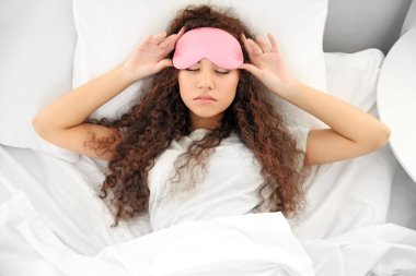 güzel bir kız yatakta  