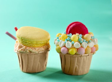 Lezzetli kek ile acıbadem kurabiyesi 