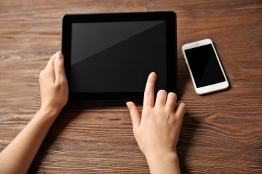 Tablet kullanarak eller