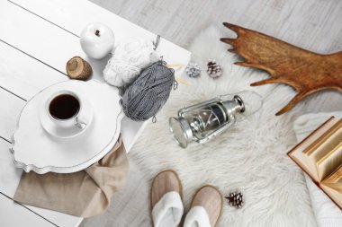 Bir bardak sıcak içecek. 