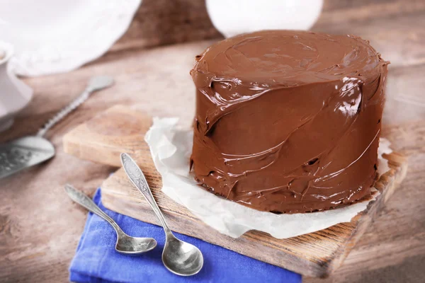 スプーン 2 杯とチョコレート ケーキ — ストック写真