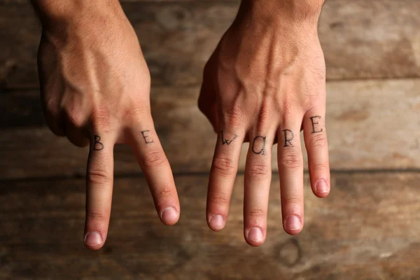 남자 손가락에 문신 비문 — 스톡 사진