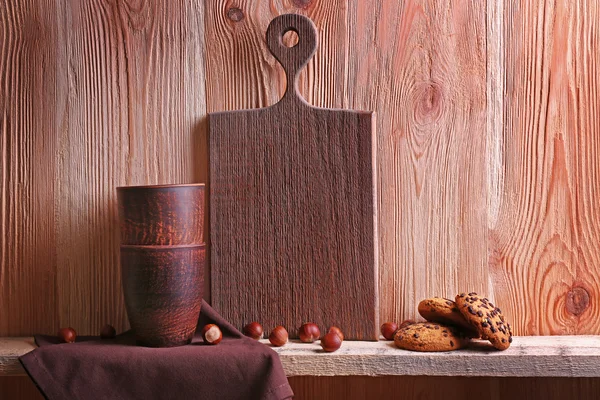 Tabla de cortar con utensilio y galletas — Foto de Stock