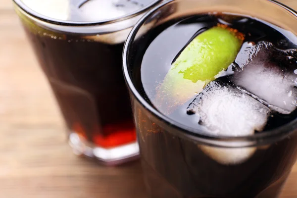 Cocktails met kalk plakjes en ijs — Stockfoto