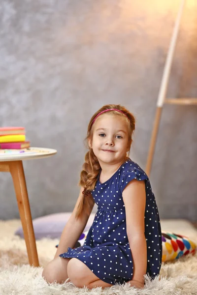 Schönes Kleines Mädchen Sitzt Auf Teppich Hellen Raum — Stockfoto