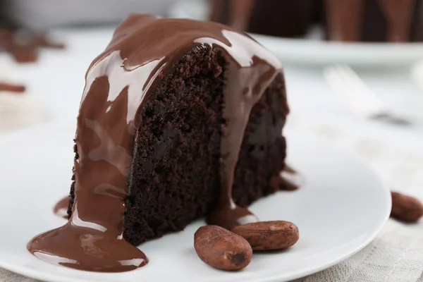 Кусок шоколадного торта с глазурью — стоковое фото
