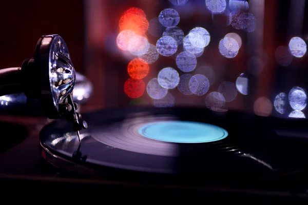 Mesa giratória com disco de vinil — Fotografia de Stock