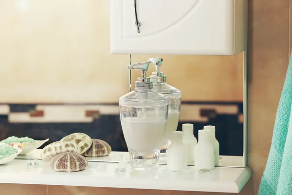 Liquid soap with green salt and shells — Stock Photo, Image