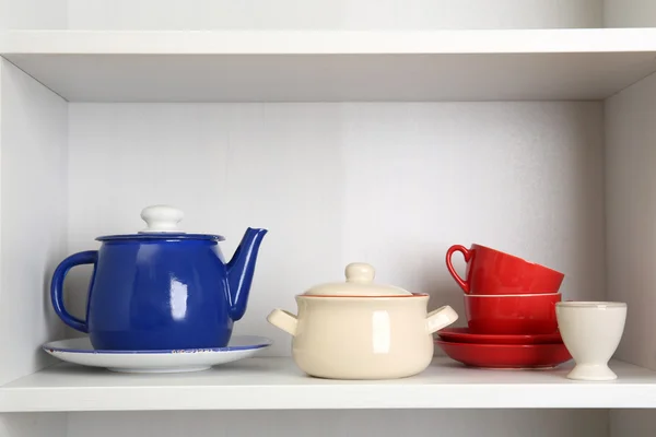Kolorowe naczynia na półce — Zdjęcie stockowe