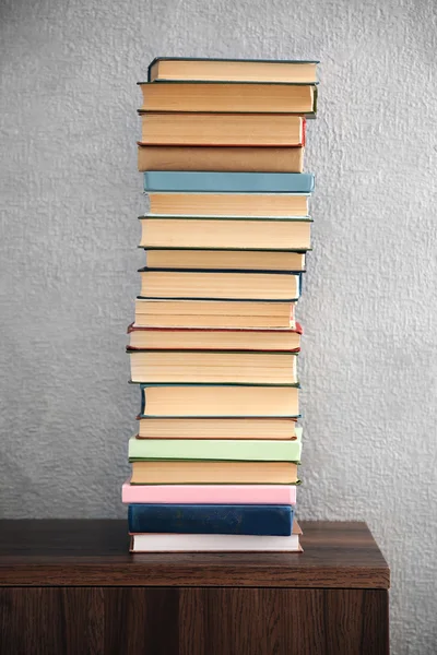 Bücherstapel auf Holzkommode — Stockfoto