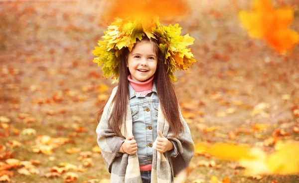 Felice giovane ragazza in ghirlanda gialla — Foto Stock