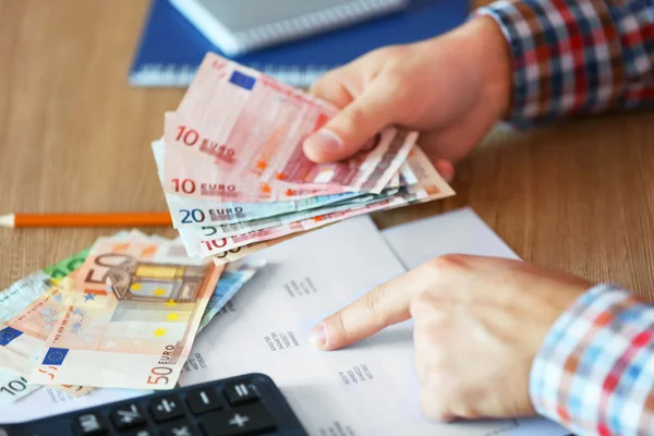 Man aan het werk op financieel verslag — Stockfoto