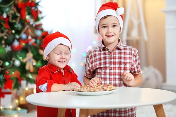 Dos hermanos pequeños lindos en Navidad —  Fotos de Stock