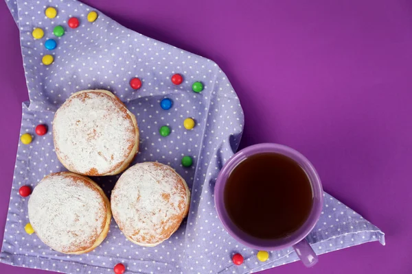 粉砂糖とお茶とドーナツ — ストック写真