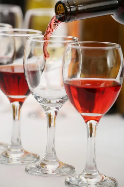 Красное вино наливается в бокалы — стоковое фото