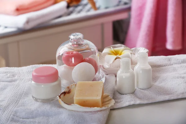 Tablo kozmetik ürünleri ile sabun — Stok fotoğraf