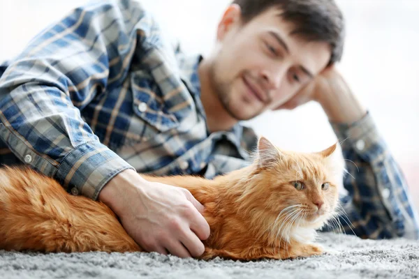 Человек с пушистым котом — стоковое фото