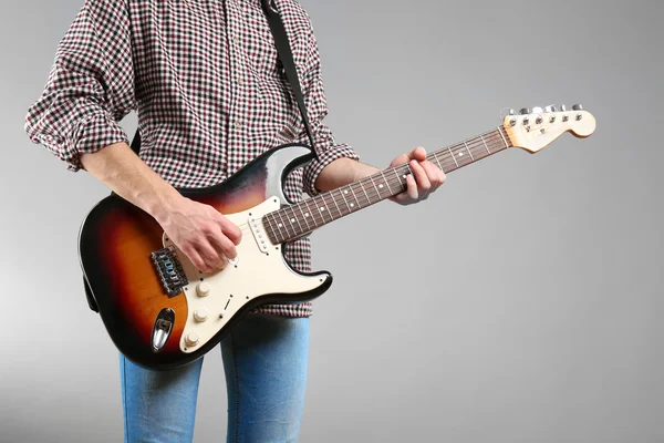 Joven con guitarra — Foto de Stock