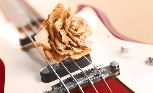 Guitare électrique avec papier rose — Photo