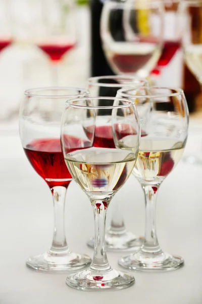 Окуляри з різним вином — стокове фото