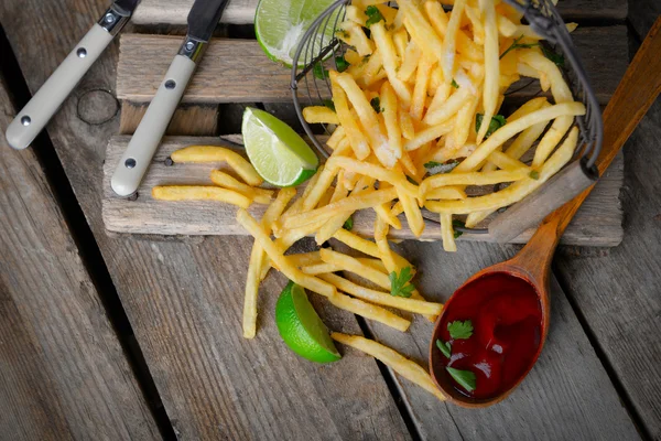 Franska stekt potatis med sås och lime — Stockfoto