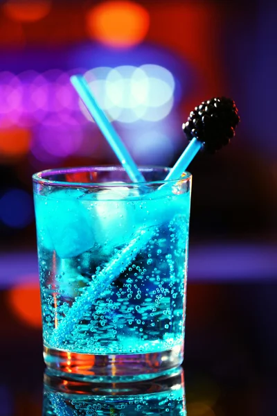 Bicchiere di cocktail su sfondo — Foto Stock