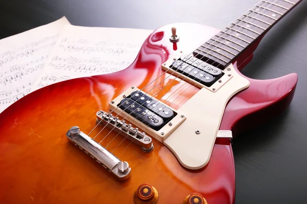 Elektrická kytara s poznámkami — Stock fotografie