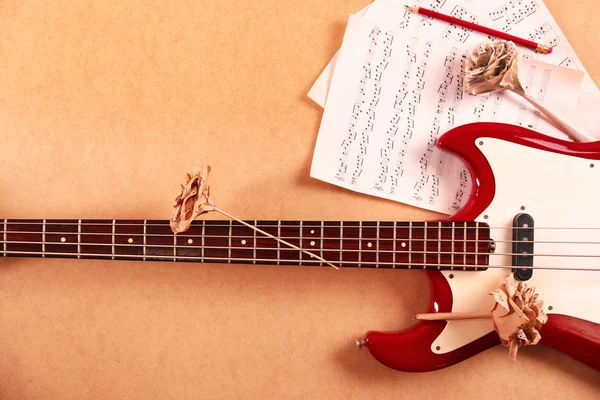 Guitarra elétrica com notas — Fotografia de Stock