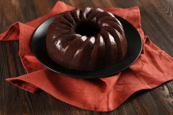Schokoladenkuchen auf schwarzem Teller — Stockfoto