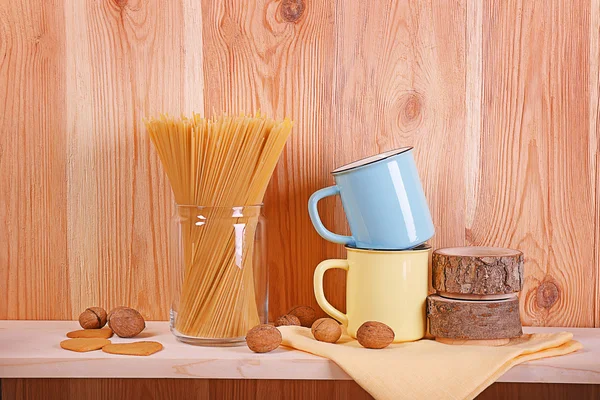 Tazas de esmalte con espaguetis — Foto de Stock