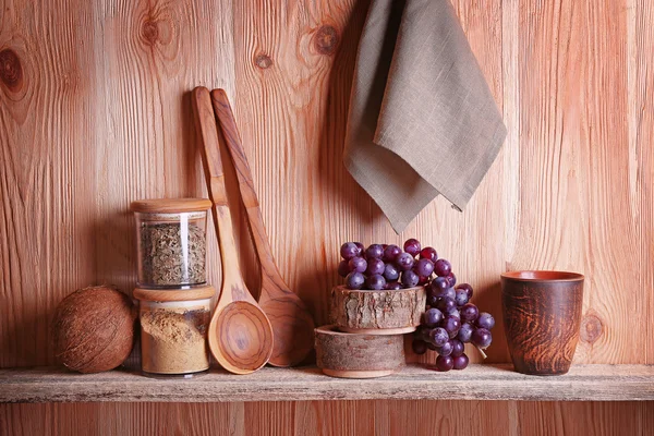 Especias con toalla, uvas y utensilios — Foto de Stock