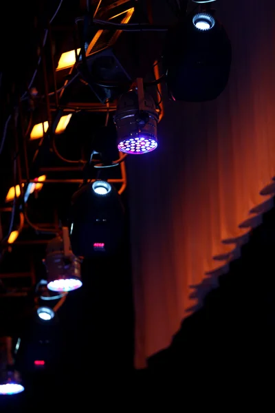 Bir Konser Salonu'nda sahne ışıkları — Stok fotoğraf