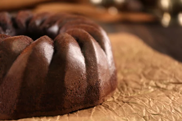 Tort czekoladowy na craft paper — Zdjęcie stockowe