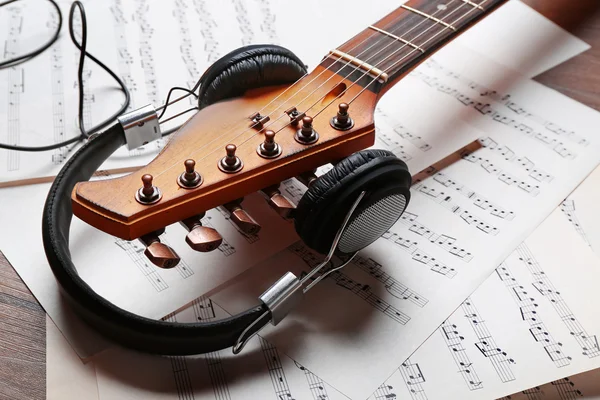 Guitarra eléctrica y auriculares — Foto de Stock