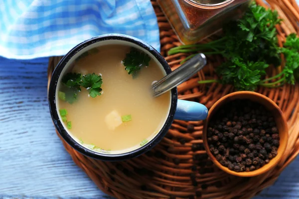 Taza de sopa en la estera — Foto de Stock