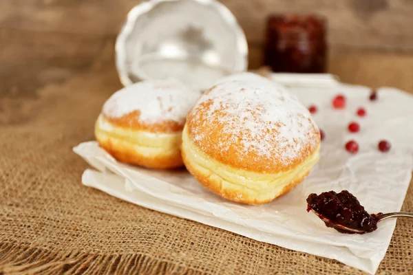 Heerlijke donuts met jam — Stockfoto