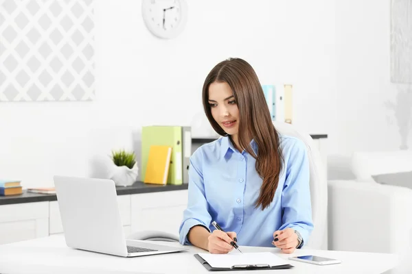 Mooie succesvolle vrouw — Stockfoto