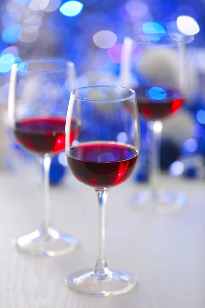 Gafas de vino con luces borrosas azules —  Fotos de Stock