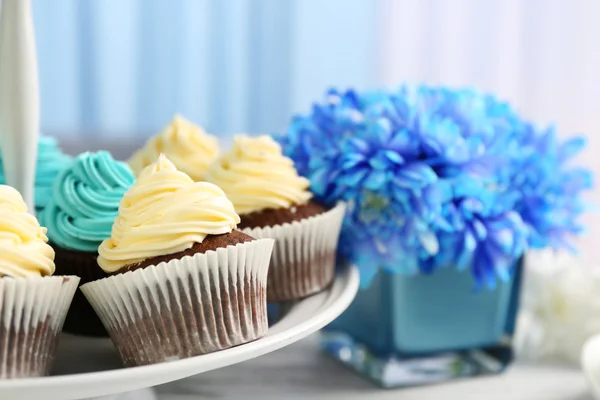 Cupcakes na mesa de madeira — Fotografia de Stock