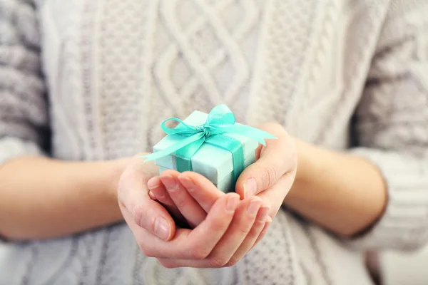 Handen met mooi klein geschenk — Stockfoto